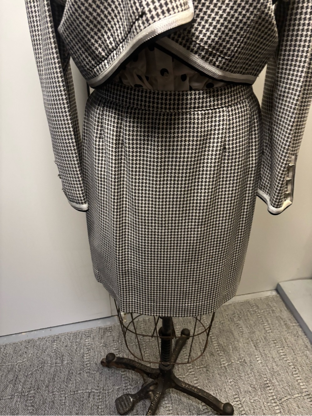 Classic Houndstooth Jacket - Women's Tailored Coat & matching skirt. - Picture 4 of 14